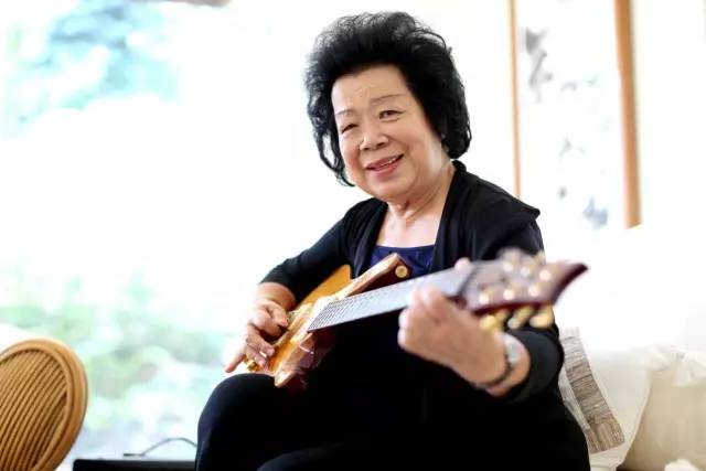 81岁奶奶用吉他嗨翻3万人现场：别跟我聊梦想，我忙着练琴呢！