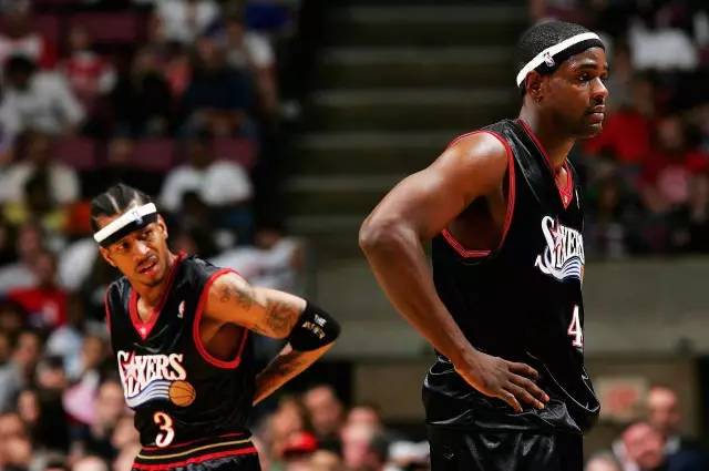 每个成为NBA巨星的黑人，都是被篮球耽误的嘻哈大佬