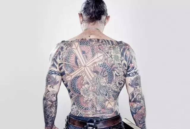 日本纹身牧师图片