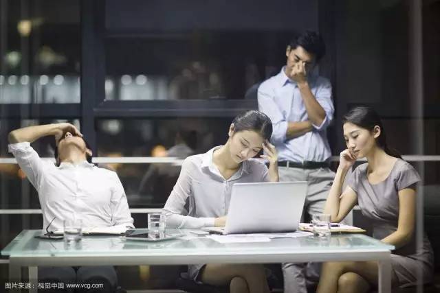 中国有1000万年轻人透支生命，但社会还在逼他们继续奋斗..