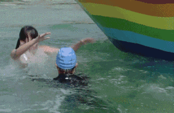 水上闯关节目收视率最高的时刻，一定是短裙吊带妹的落水瞬间