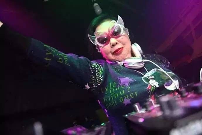 82岁最野DJ老奶奶：老娘就是死，也要死在舞台上！