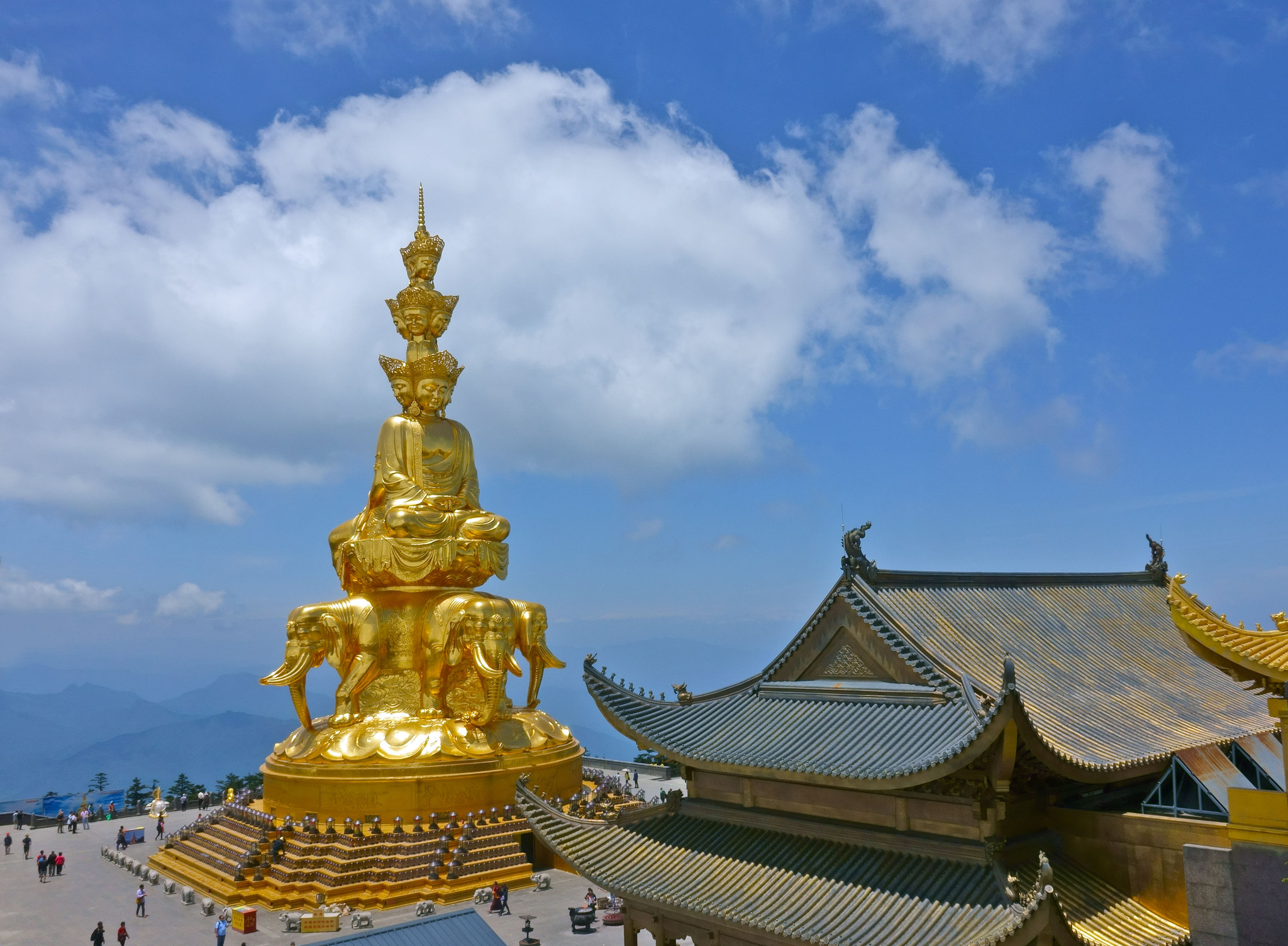 享受不一样的假期西安百名车友自驾游峨眉山旅游攻略