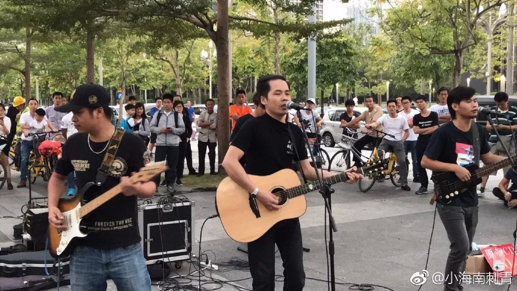 那个东京街头唱海阔天空的小伙，来到非洲，重现家驹最经典的一幕