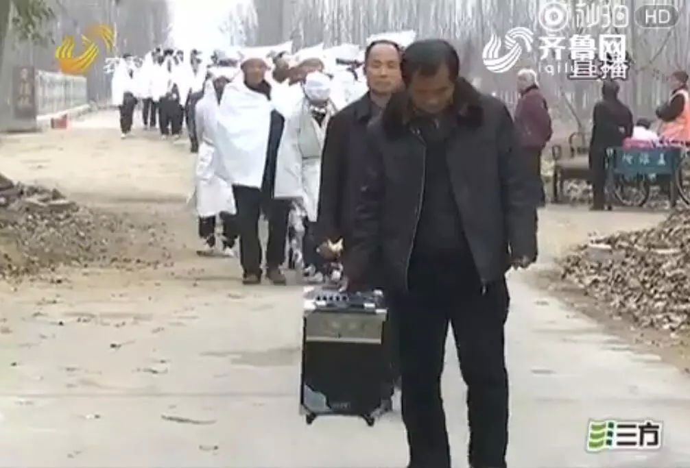 民间艺人被禁演后怒烧乐器：演了几十年，领导一句话就全废了...