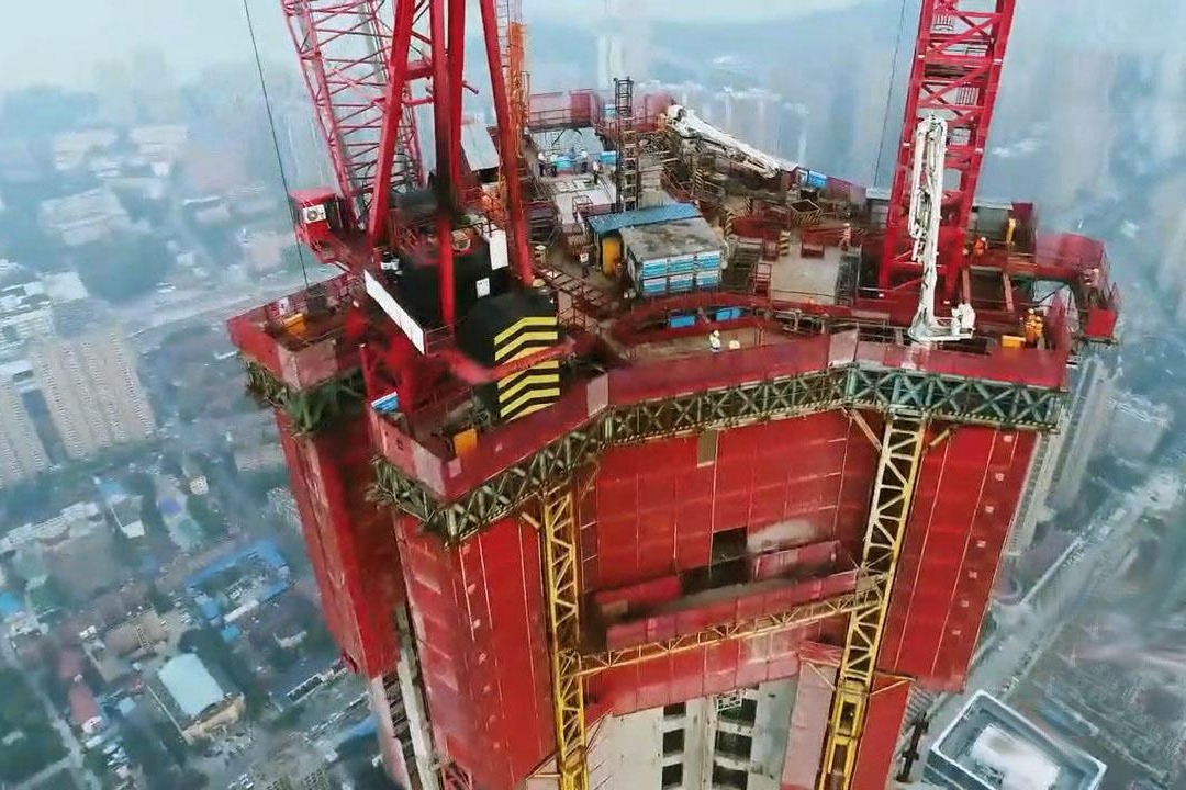 中国首创世界最强空中造楼机引领第一高楼疯狂生长