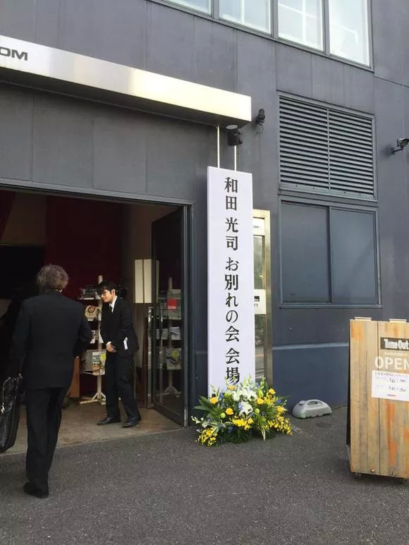 这位把我们带入《数码宝贝》世界的歌手，离开这个世界两年了