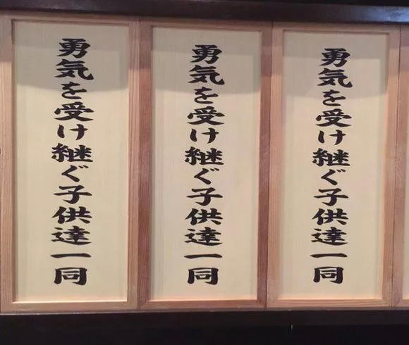 这位把我们带入《数码宝贝》世界的歌手，离开这个世界两年了