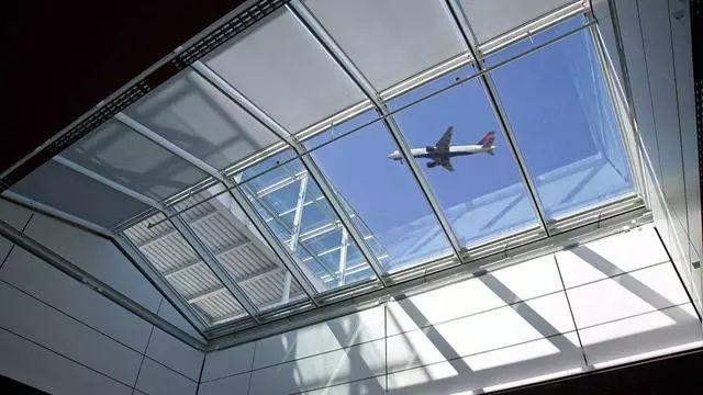 当侧窗不能满足采光,通风要求时,可设天窗以增加采光和加强通风.