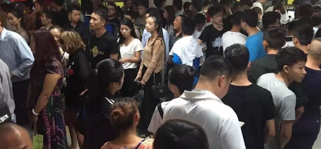 看完草莓坐地铁逃票，被曝出后还无耻洗白，乐迷的脸被你们丢尽了！