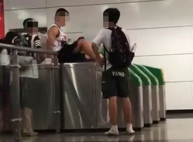 看完草莓坐地铁逃票，被曝出后还无耻洗白，乐迷的脸被你们丢尽了！