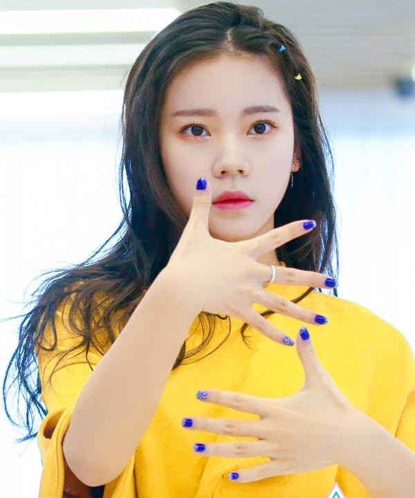 创造101-戚砚笛,华谊的艺人,95年摩羯座,毕业于