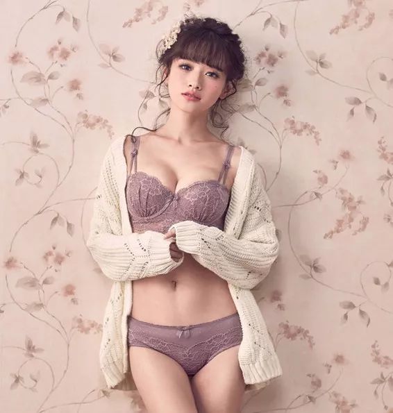 为什么要穿内衣_美女只穿内衣
