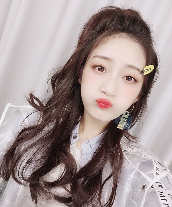 戚砚笛,阳光可爱俏皮迷人的长腿妹妹,东华大学