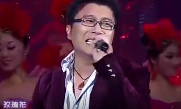他曾凭一首歌为公司挣了2亿多却反被封杀，如今成为了大学教授…