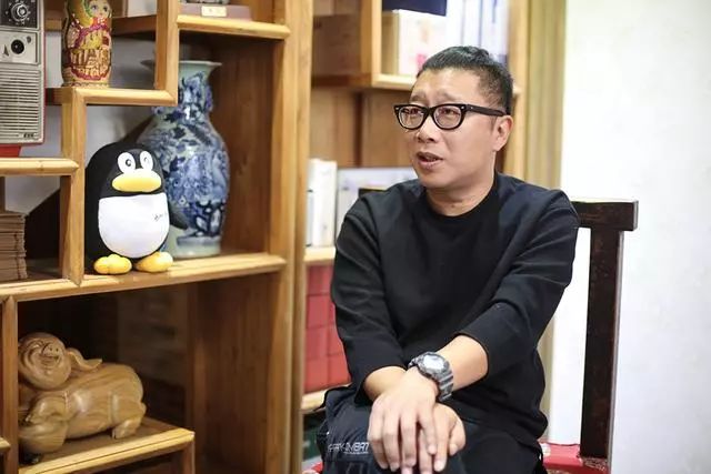 他曾凭一首歌为公司挣了2亿多却反被封杀，如今成为了大学教授…