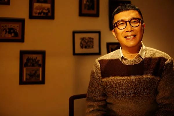 他曾凭一首歌为公司挣了2亿多却反被封杀，如今成为了大学教授…