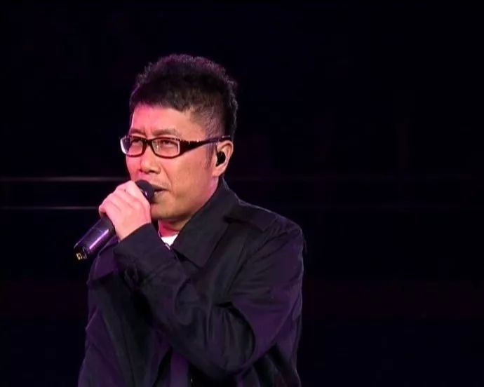 他曾凭一首歌为公司挣了2亿多却反被封杀，如今成为了大学教授…