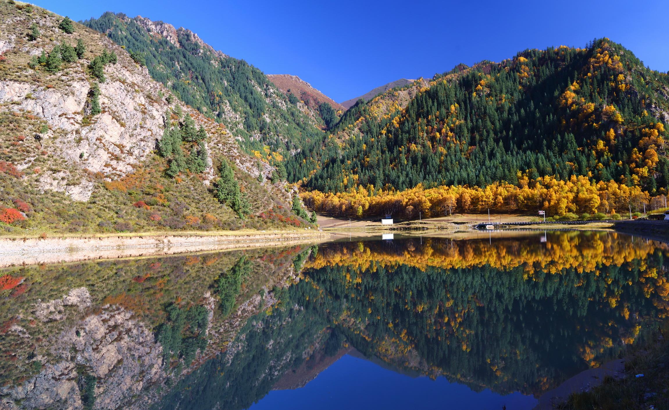 西域的要道,中国甘肃省西北部狭长堆积平原,祁连山以东,合黎山以西,乌