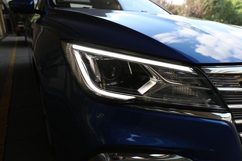 荣威i5大灯黑科技