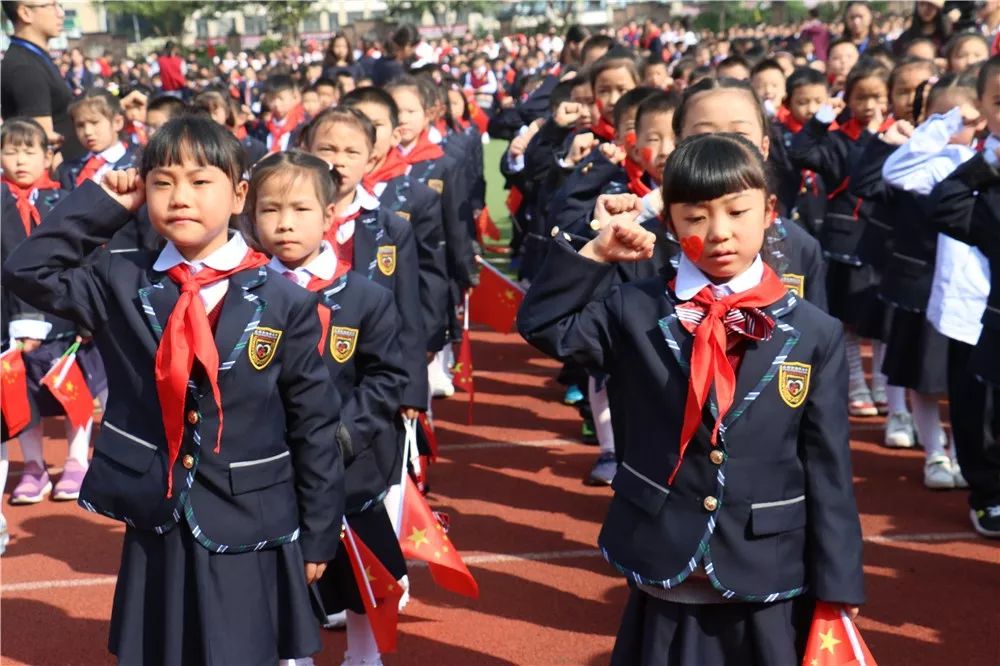 爱慧好少年红领巾飘起来暖阳之下真情之中海滨小学少先队向您敬礼