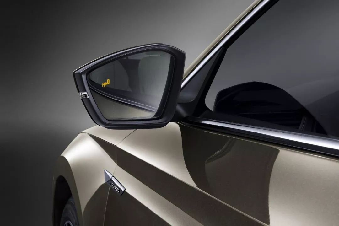 换一块前挡风需要1万多你以为我开的是奔驰么