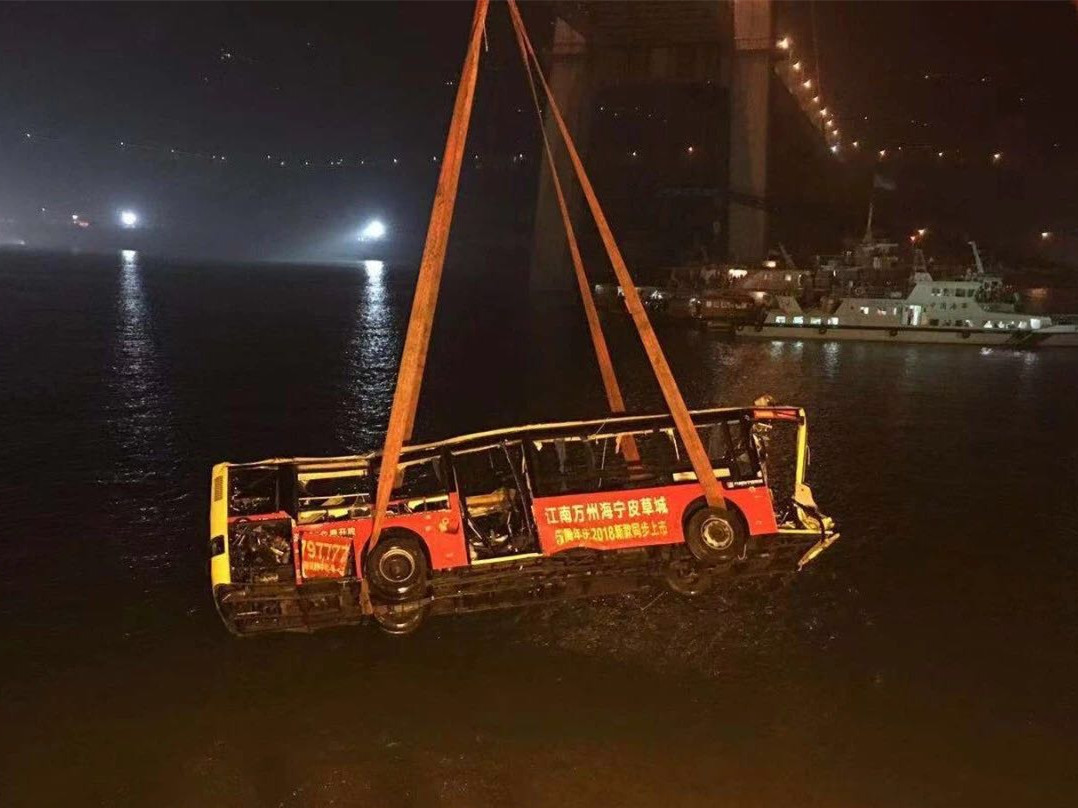 视频历经80余小时重庆坠江公交车打捞出水