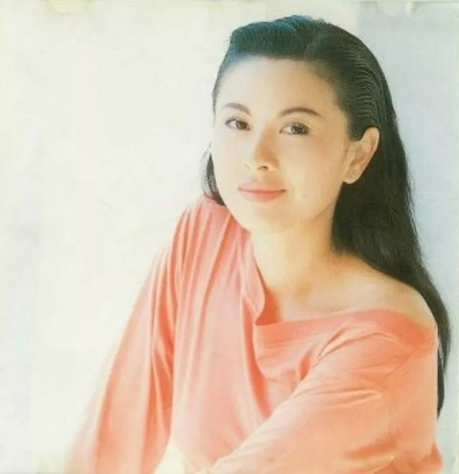 从力压王菲、惊艳93年春晚到负债千万卖保险，如今复出竟然无人认识她...