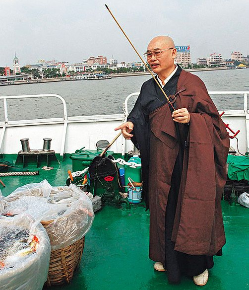 从力压王菲、惊艳93年春晚到负债千万卖保险，如今复出竟然无人认识她...