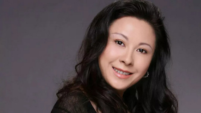 从力压王菲、惊艳93年春晚到负债千万卖保险，如今复出竟然无人认识她...