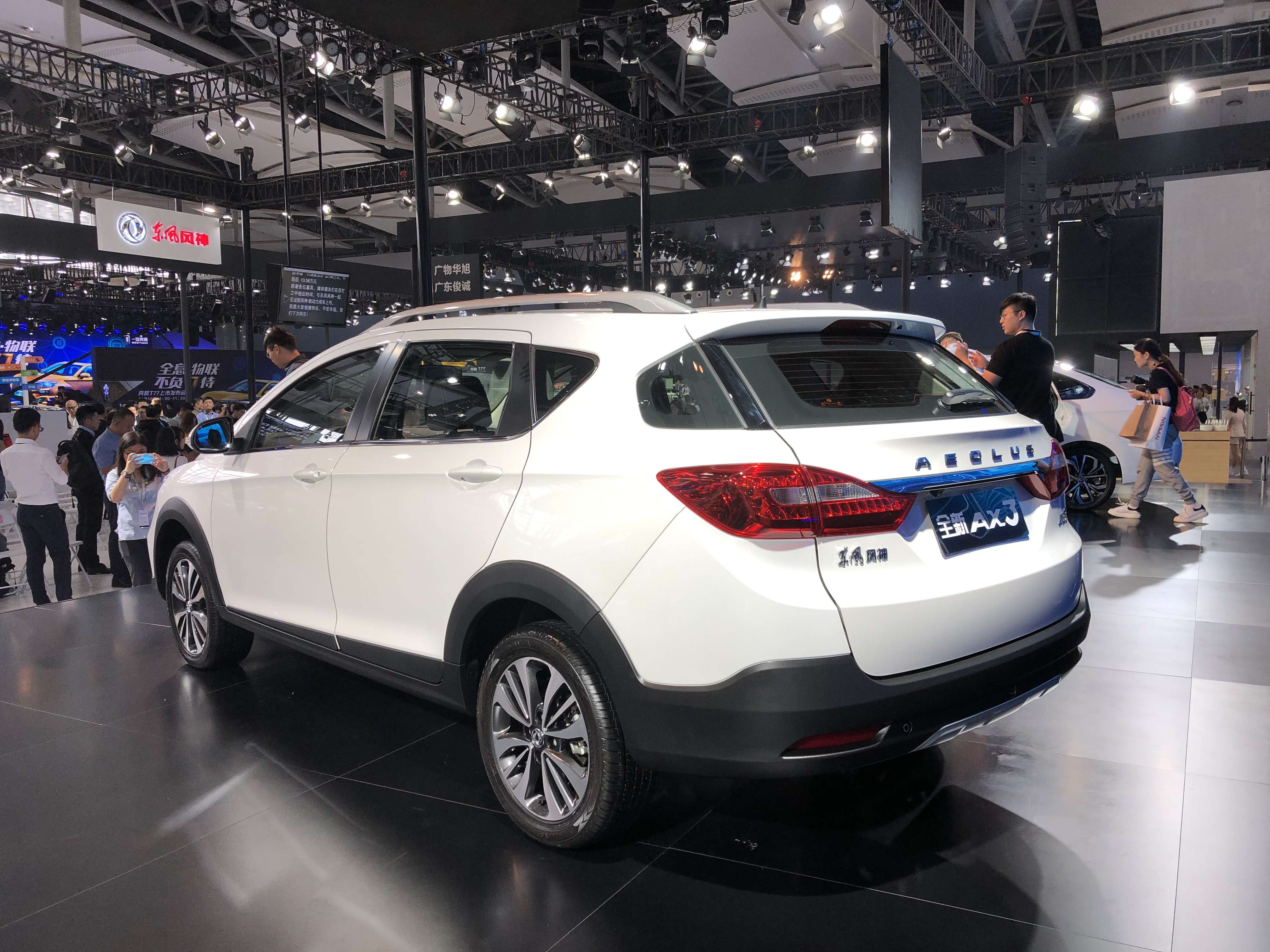 全新ax3相比老款显示出了更加强烈的跨界风格,整车设