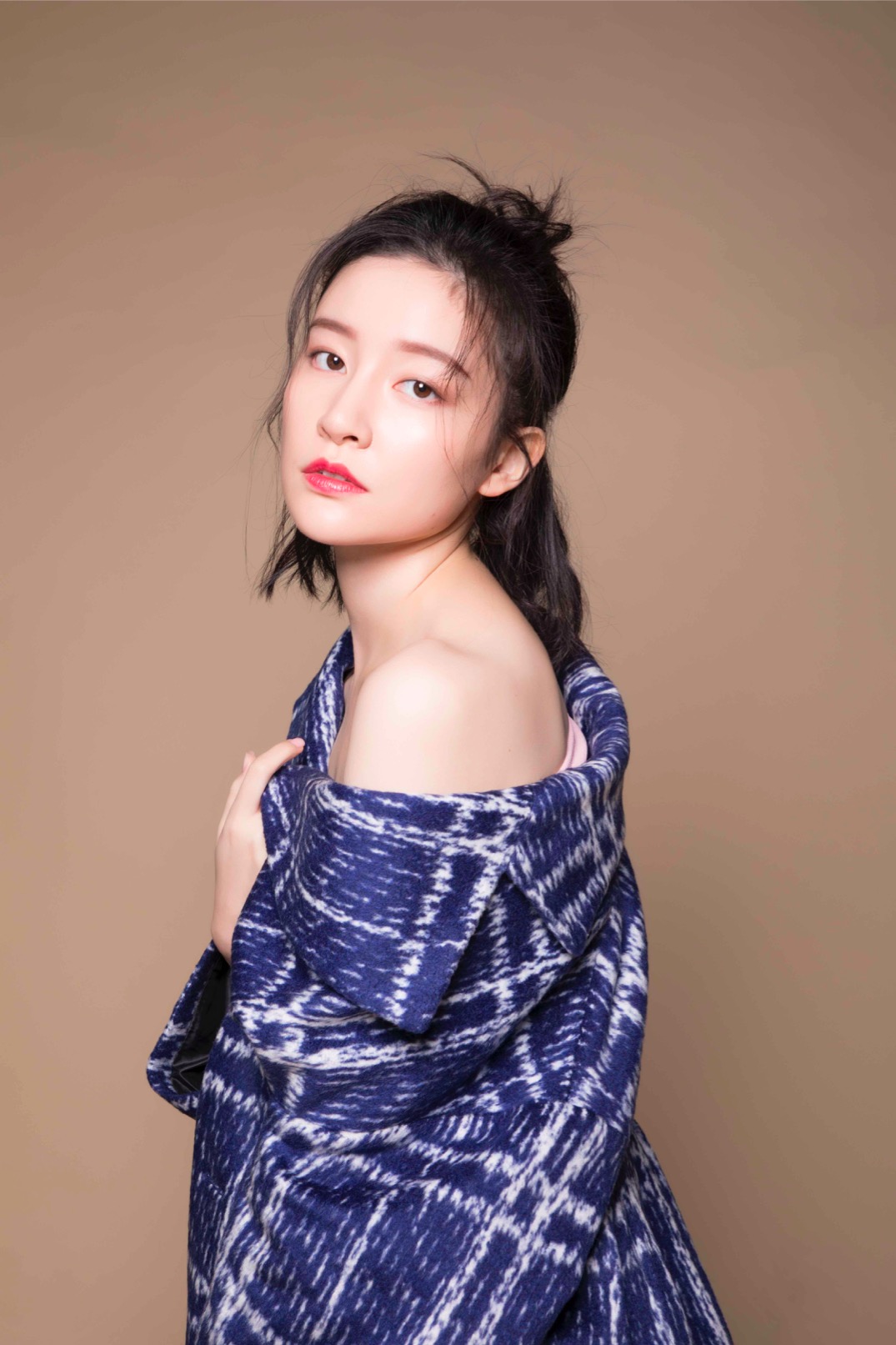 崔心心最新时尚大片曝光新穿法引领初冬风尚