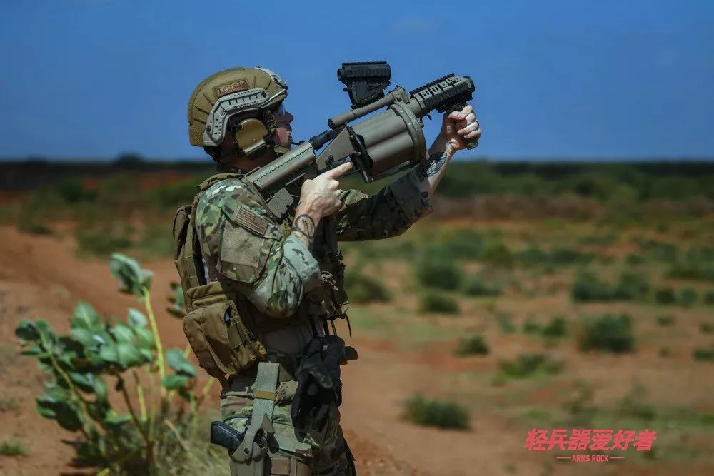 m32型榴彈發射器採用轉輪設計,火力持續性較好攜帶m32型榴彈發射器的