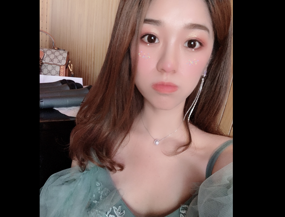 疑似笑笑新女友引热议比慧慧漂亮很多色友提醒没三百万别离开