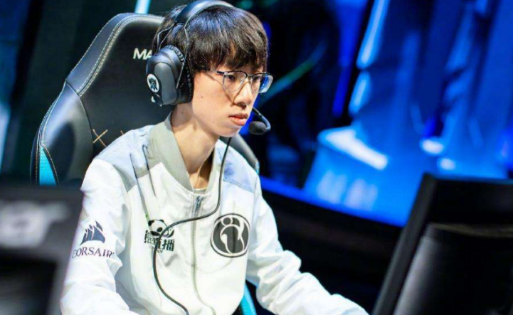 kid直播卑微哀求宝蓝粉丝我道歉还想做ig兄弟和宝蓝有说有笑