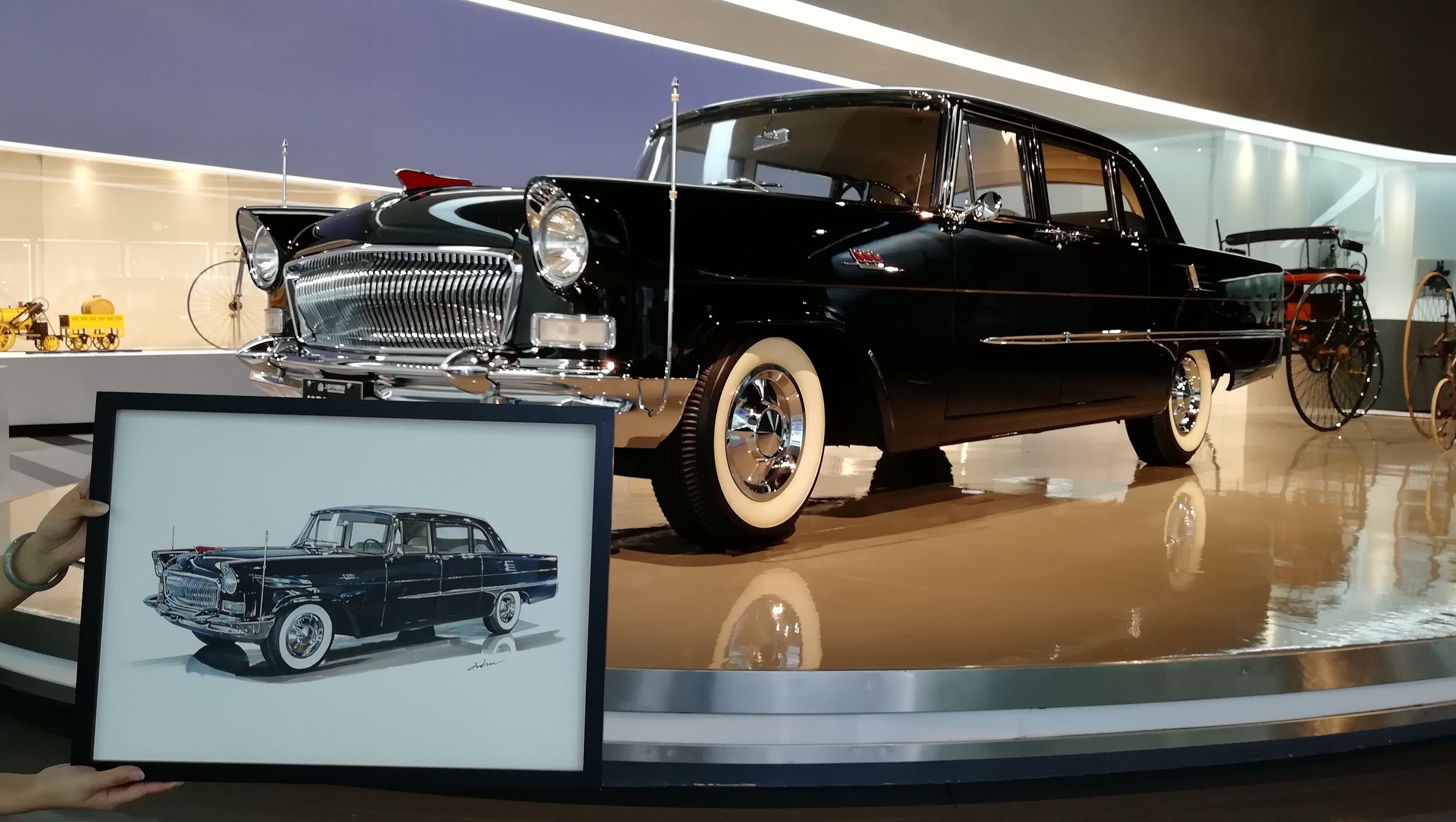 那就是在阅兵仪式上的三台车中,一台车的车牌号码是1949,车上有麦克风