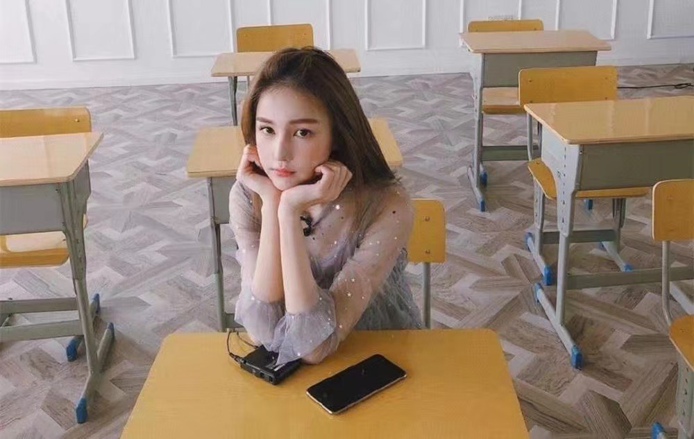 和平精英美女主播宝子啊肤白貌美加长腿跟不求人是绝配