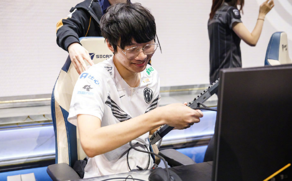 国内好评如潮的grf剑皇回韩国后出刑事事故只因被theshy打爆