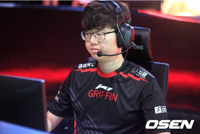 国内好评如潮的grf剑皇回韩国后出刑事事故只因被theshy打爆