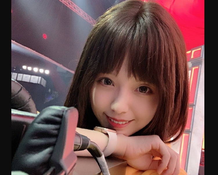 skt被淘汰后g2的中国女裁判爆红一夜猛涨上万粉妖风败了