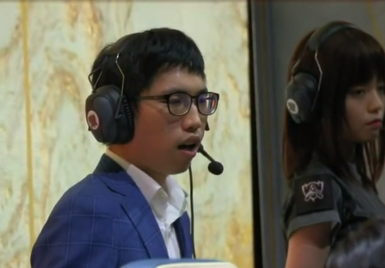 说实话,锤子想起了lpl的美女裁判妖风小姐姐,不知道现在lol赛事的裁判