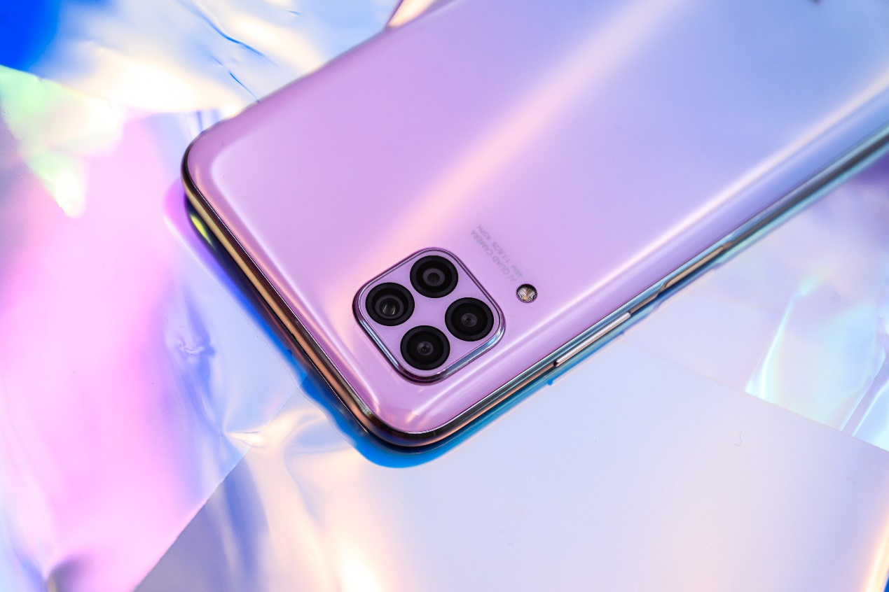 时尚外观 4800万后置四摄能否俘获年轻人的心?华为nova 6 se评测