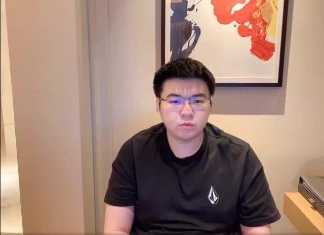 转型到了绝地求生还直接当起来了老板,将4am这个战队经营的有声有色