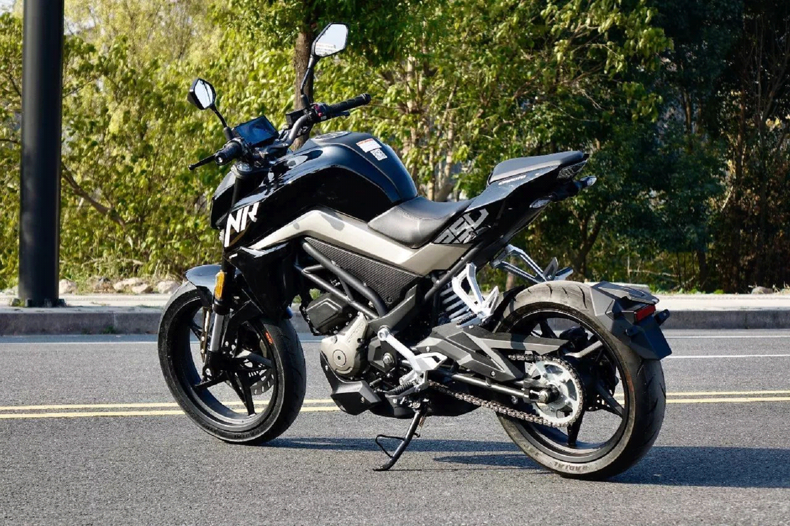 春风250sr和250nk,除了定位不同,还有哪些差别?