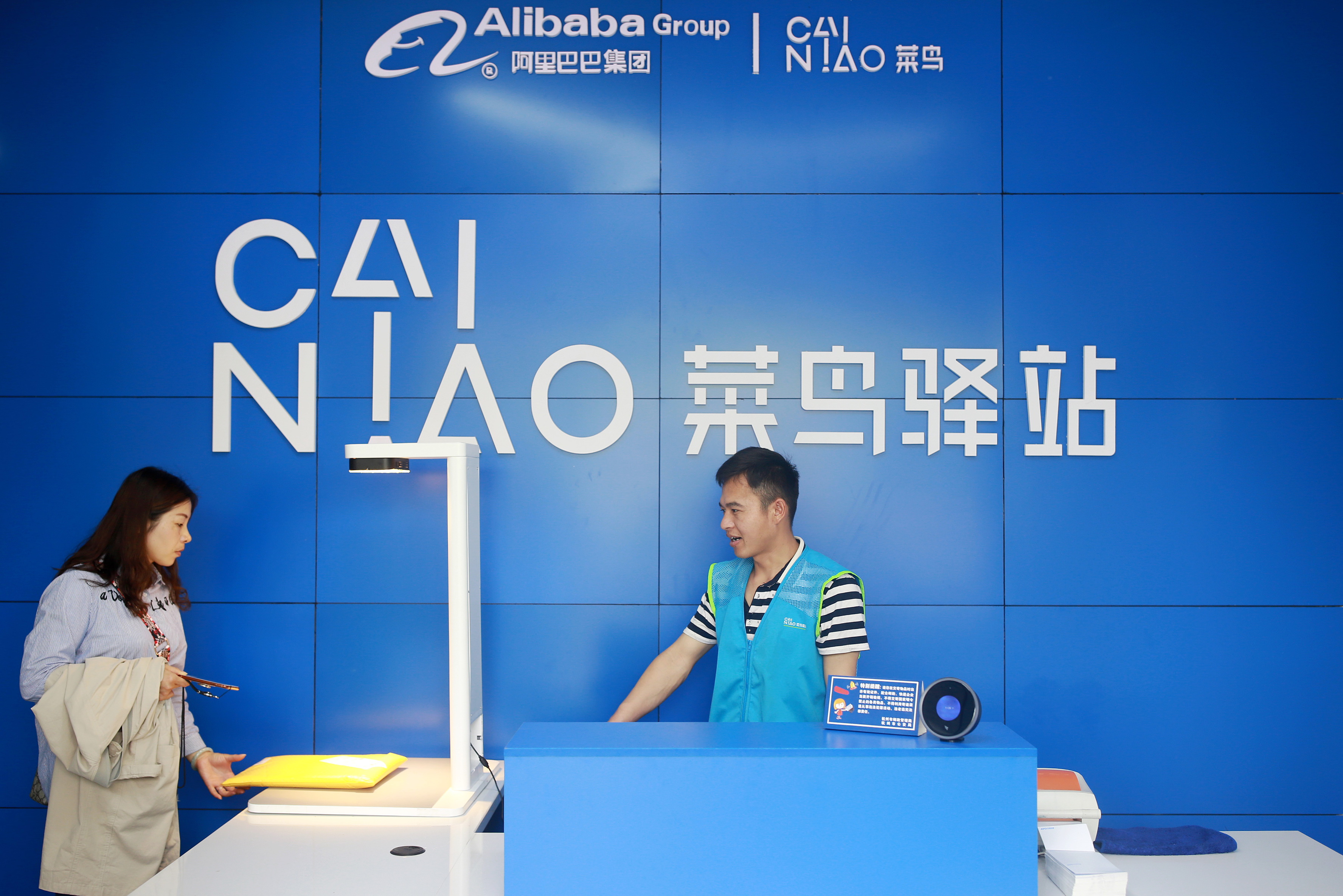 丰巢收费时，菜鸟驿站免费，遵循了什么不同的逻辑？