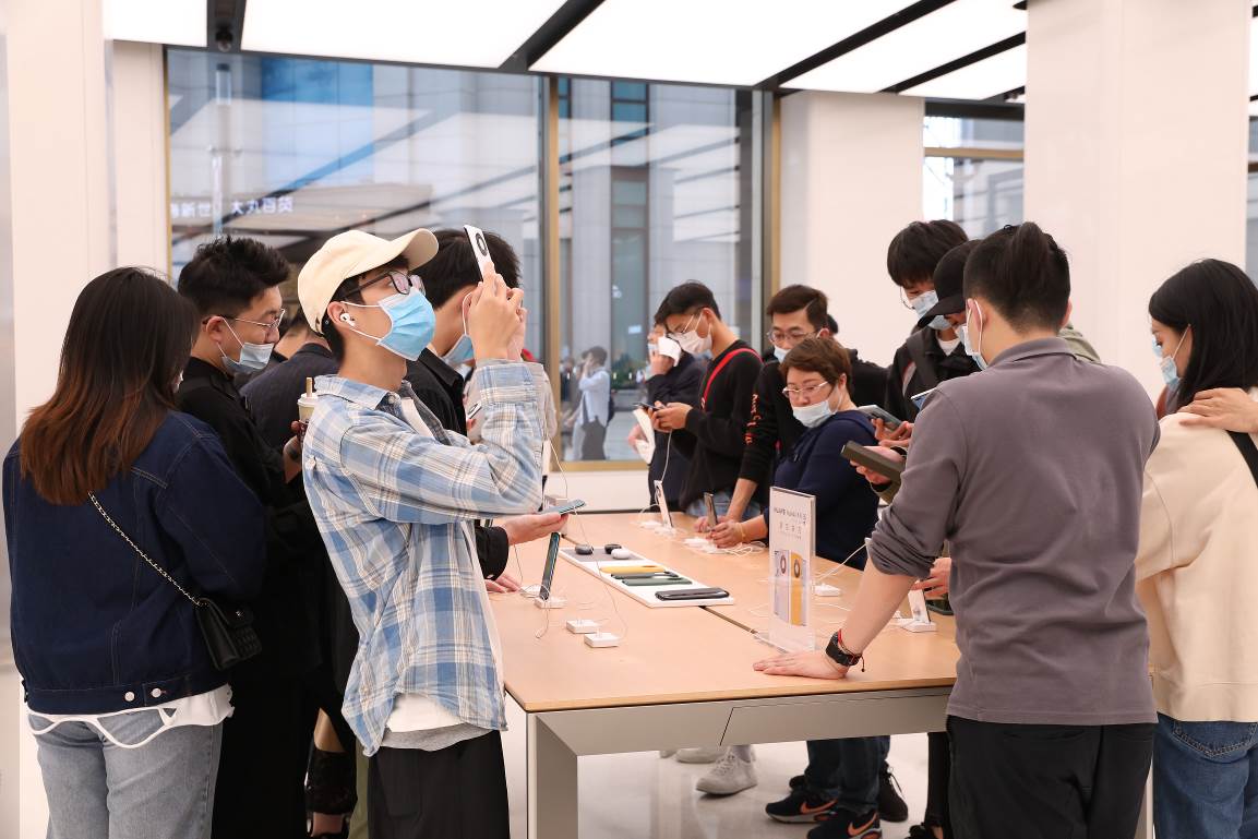 华为全球旗舰店首批拿Mate 40系列的人，喜欢的究竟是什么？