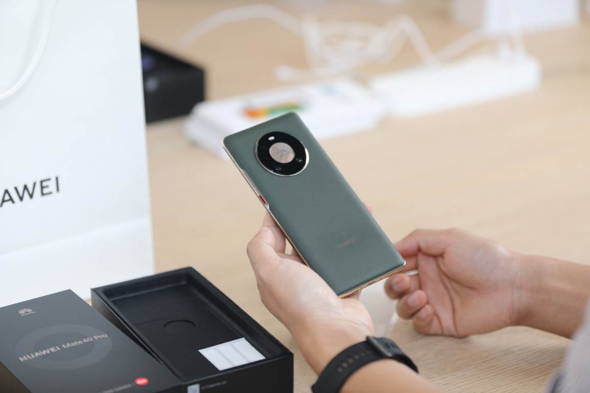 华为全球旗舰店首批拿Mate 40系列的人，喜欢的究竟是什么？
