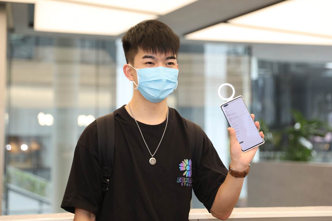 华为全球旗舰店首批拿Mate 40系列的人，喜欢的究竟是什么？