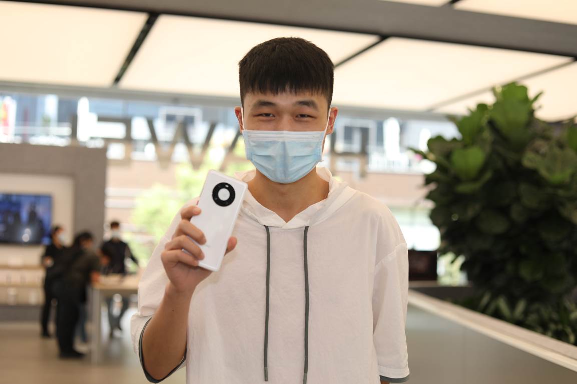 华为全球旗舰店首批拿Mate 40系列的人，喜欢的究竟是什么？