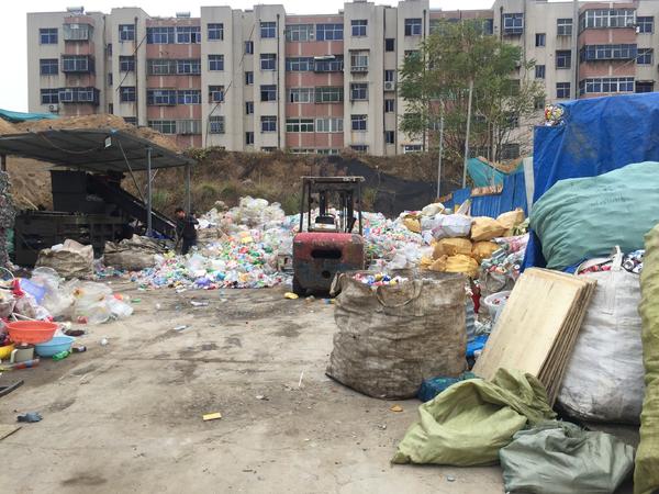 郑州闹市区里，怎么冒出来个废品收购站?